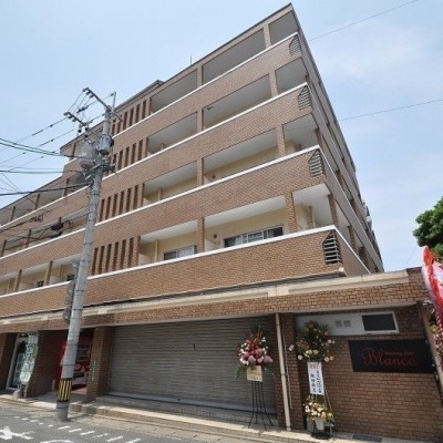 タイル張りで落ち着いた雰囲気の外観!