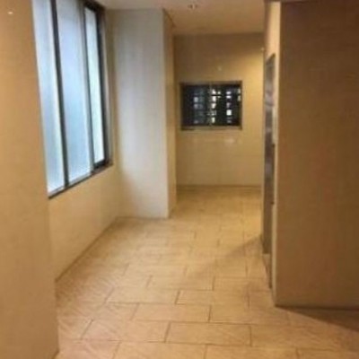 テラコッタ風で内装もオシャレな共用部♪