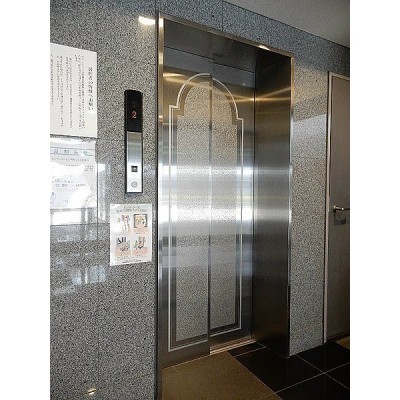 高級感ある大理石張りのエレベーターホール!