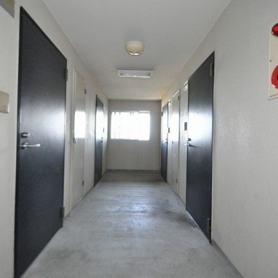 広々として往来も楽々の屋内共用部廊下!