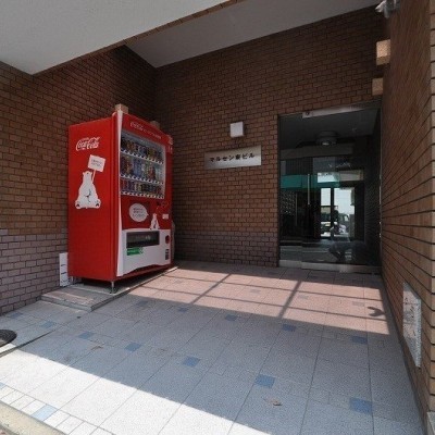 雰囲気にマッチした入口!