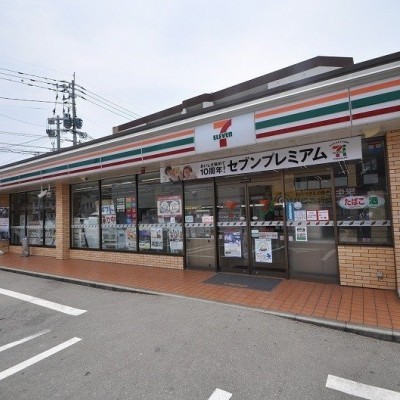 目の前には急な買い物にも対応できるコンビニ有♪