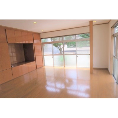 部屋全体に光の入る明るいリビング