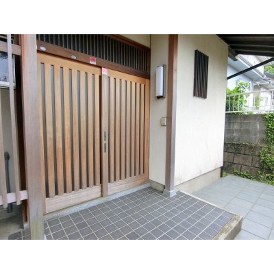 玄関入口は引き戸です♪