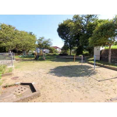 歩いてすぐの所に公園がございます!