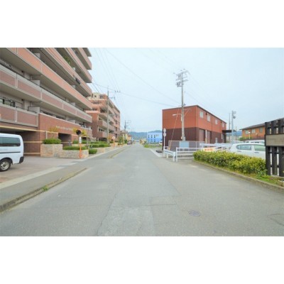 前面道路も広々しております!