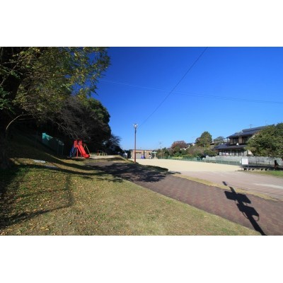 北側駐車場目の前にはみどり児童公園もございます♪