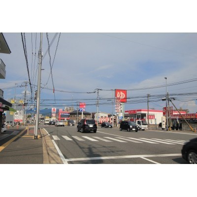 大通りに出れば、商業施設もたくさん♪