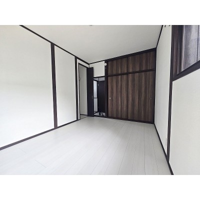 内装はシンプルなクロスと建具で仕上げました!