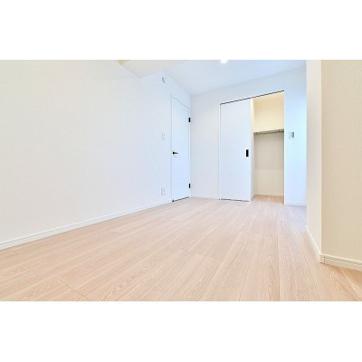 しっかり奥行きのあるクローゼット付きですよ☆