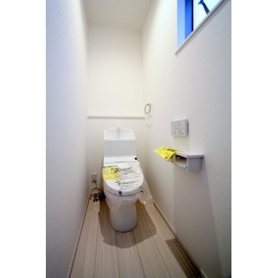 1階のトイレです!温水洗浄便座♪