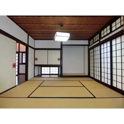玄関横の和室は居間とも繋がっており客間としても◎