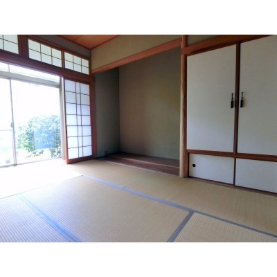 玄関正面の和室です!仏間と床の間♪