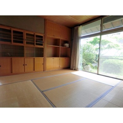 壁一面に建てつけられた収納!