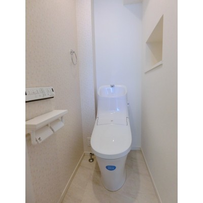快適な温水洗浄トイレ!収納もございます!