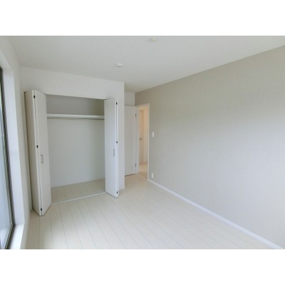 アクセントクロスを使用した落ち着きのあるお部屋は寝室にどうぞ
