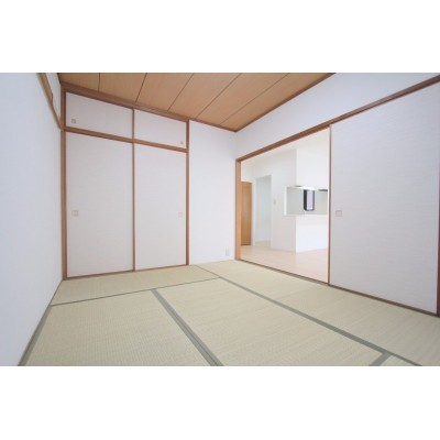 6帖の和室がリビングに隣接しています!