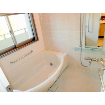 ステップ付きの大型浴槽!嬉しい窓付き!