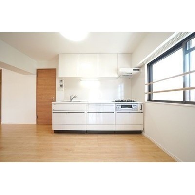 白を基調とした清潔感のあるシステムキッチン♪