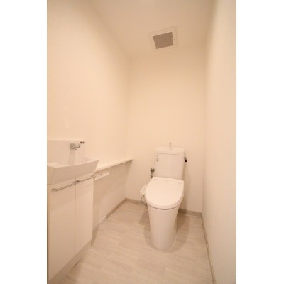 独立手洗器設置の広めなトイレです♪