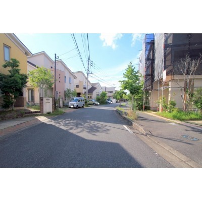 前面道路は約9mと駐車もラクラク!