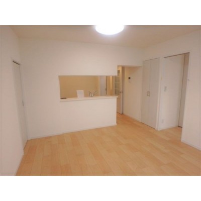 リビングには洋室2部屋が隣接しております♪