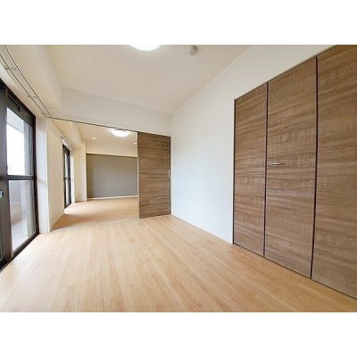 南西向きで明るい洋室!