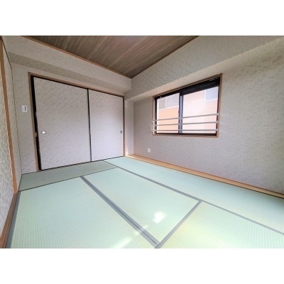 お洒落なクロスで仕上がった和室は約6帖!