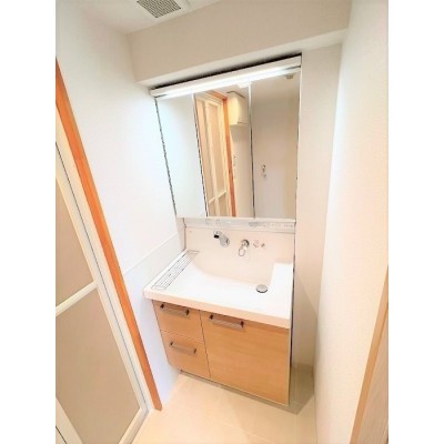 多収納の3面鏡付きシャンプードレッサー♪