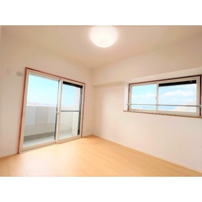 約5帖洋室のお部屋は2面採光で通風良好☆