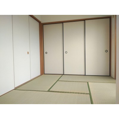 壁一面の押入を完備!