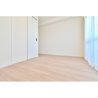 バルコニーに面した約6帖の洋室です♪