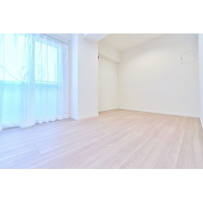 南東向きのバルコニーに面した約5.7帖の洋室です☆