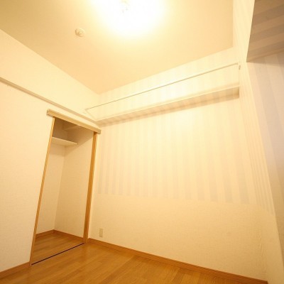 玄関側の洋室