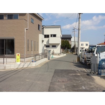 東側前面道路