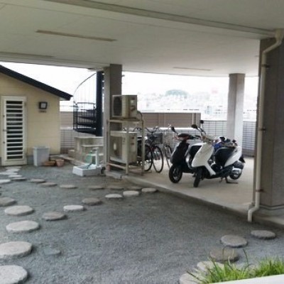 建物下のお庭的空間は照明も点きますし、使い道色々!