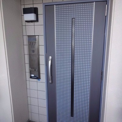 見た目もスッキリした玄関ドア
