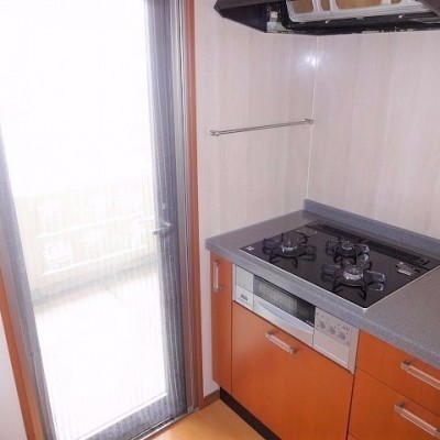 キッチンには嬉しい勝手口付き・風通しやゴミ出しに便利です