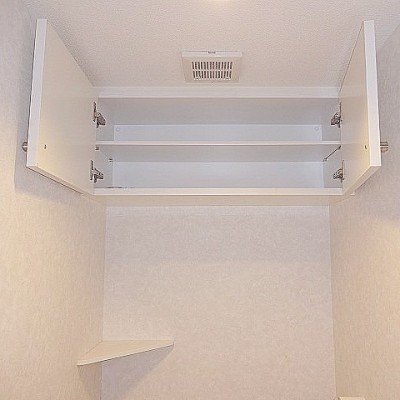 トイレには飾り棚と扉付の吊戸棚があり便利ですね