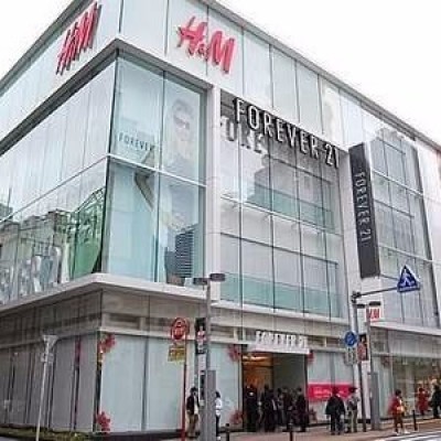 H&M TENJIN 徒歩13ふん