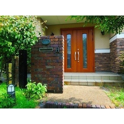 観音開きの大きな玄関です。