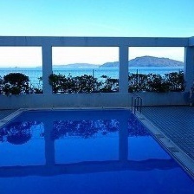 マンション専用のプールでリゾート気分。