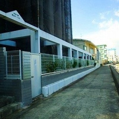 ビーチ側のマンション出入口です。