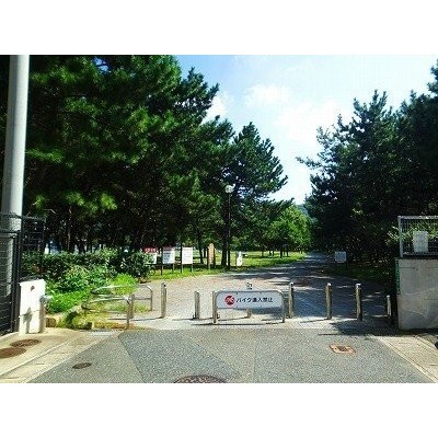 マンション目の前に長垂海浜公園入口があります