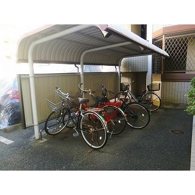 屋根付きの駐輪場です。