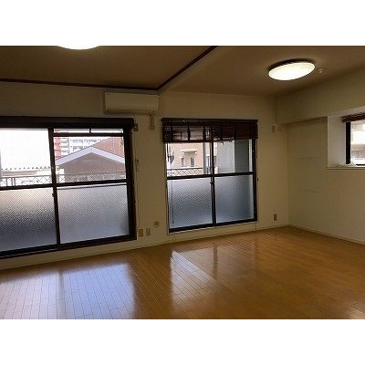角部屋、二面採光の洋室10.5帖です。