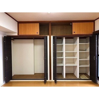 洋室10.5帖の広い収納スペース。