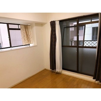 角部屋、二面採光の洋室4.5帖です。