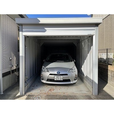 リモコンシャッター付きの車庫が1台分あります。