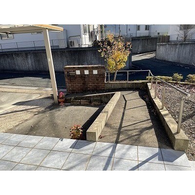 玄関までスロープもついてます。